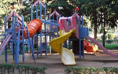 Μια βόλτα σε μια παιδική χαρά της παιδικής χαράς που λέγεται Ελλάδα