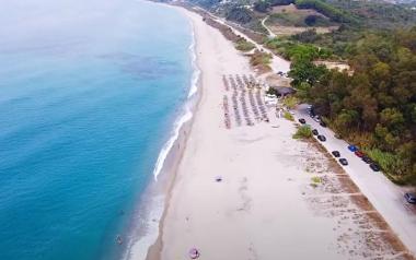 Μονολίθι, η «Κόπα Καμπάνα» της Ελλάδας: Η παραλία με την μεγαλύτερη αμμουδιά στην Ευρώπη