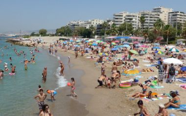 Μπορεί το ελληνικό καλοκαίρι να «σκοτώσει» την επιδημία;