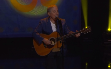 O Paul Simon τραγουδά George Harrison στον Conan