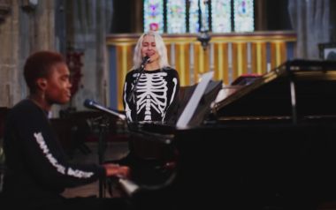 H Phoebe Bridgers τραγουδά Radiohead,  “Fake Plastic Trees”