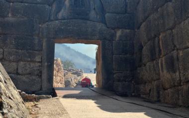 Σοκ από τις φωτογραφίες με την φωτιά στις Μυκήνες, 