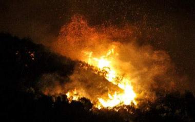 Εκκενώνονται οικισμοί από την φωτιά στο Σοφικό Κορινθίας