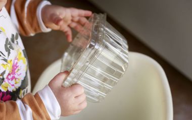 Οι παιδίατροι προειδοποιούν: Χημικές ουσίες σε τρόφιμα και δοχεία φαγητού είναι επικίνδυνες για τα παιδιά