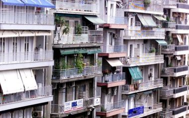 Η καραντίνα δεν είναι ίδια για όλους: Το 29% των Ελλήνων ζει σε σπίτια με συνωστισμό