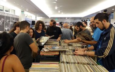 Στην προ ιντερνετ εποχή: Θα αφήσουμε την πραγματικότητα να χαλάσει μια όμορφη ιστορία.