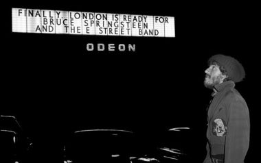 18 Νοεμβρίου 1975 για πρώτη φορά στην Αγγλία ο Bruce Springsteen