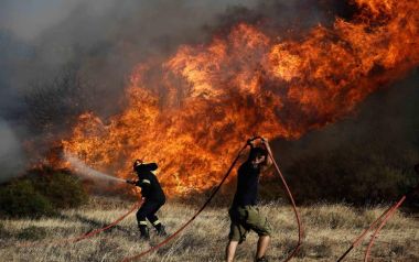 Εκκενώνονται σπίτια στο Λαγονήσι λόγω φωτιάς