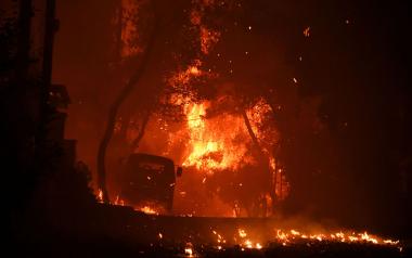 Κόλαση φωτιάς, νέα εκκένωση για Θρακομακεδόνες, Βαρυμπόμπη, προς τον Ωρωπό η φωτιά