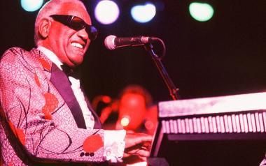 Ray Charles: Η νύχτα που συγκίνησε την Αθήνα, τον Ιούλιο του 1994 στο Θέατρο Λυκαβηττού