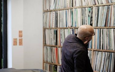 Ο Brian Eno εξερευνεί την δισκοθήκη του διάσημου John Peel...