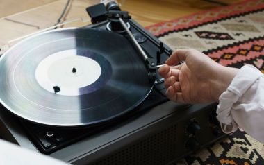 Αφιερωμένο στους αναγνώστες που ακούν με πάθος και διαβάζουν με προσοχή