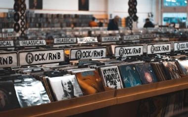 Μας αρέσει να ψάχνουμε νέα τραγούδια με ενδιαφέρον, ο Κώστας Ζουγρής πάντα ακούει και νέα μουσική