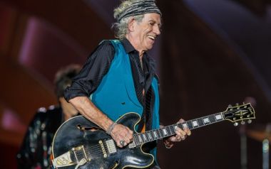 Ο Keith Richards τραγουδά το Gimme Shelter για καλό σκοπό