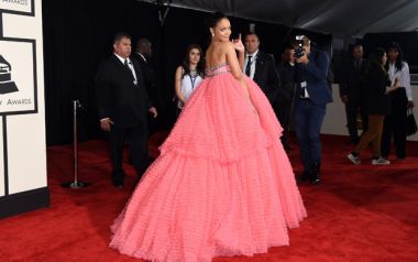 Η Rihanna ντυμένη στα ροζ στην απονομή των Grammy