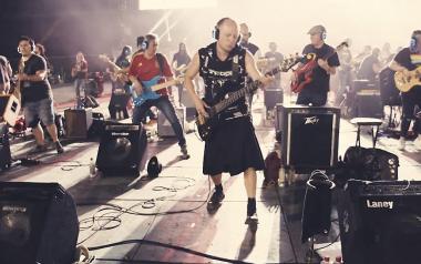 1000 μουσικοί παίζουν το Highway To Hell των AC/DC