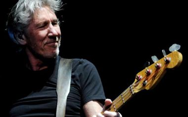 Roger Waters τραγούδησε για πρώτη φορά σόλο τα Fearless &