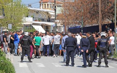 Επεισόδια στη Νέα Σμύρνη Λάρισας -Φωτιές στον οικισμό Ρομά, δεν θέλουν να μπουν σε καραντίνα 