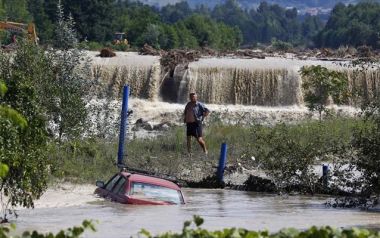 Τουλάχιστον 8 νεκροί και 67 τραυματίες από σφοδρή καταίγιδα στη Ρουμανία