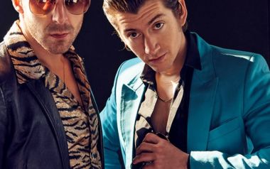 Οι Last Shadow Puppets τραγουδούν Γαλλικά