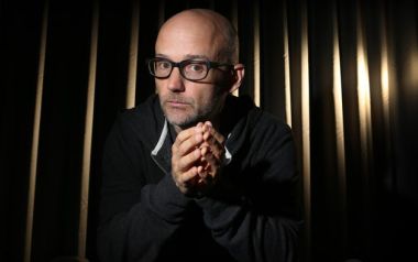 O Moby σε νέο βίντεο βλοσυρός στον εθισμό στα Smartphone