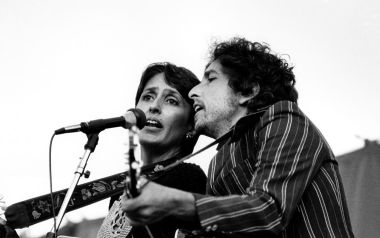 H Joan Baez μιλάει για την βράβευση του Dylan, το R&RHOF, για όλα