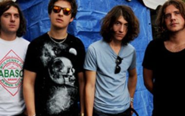 Ο Βασίλης Κοντόπουλος θυμάται την πρώτη του επαφή με τους 'άγνωστους΄Arctic Monkeys