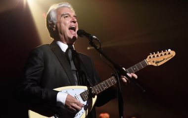 O David Byrne τραγουδά Whitney Houston σε karaoke