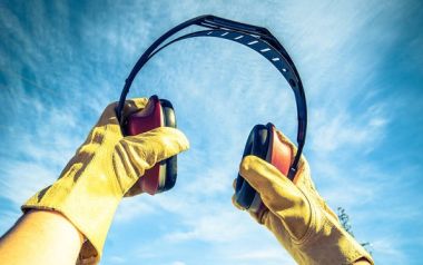 Το θορυβώδες εργασιακό περιβάλλον κάνει κακό όχι μόνο στην ακοή, αλλά και στην καρδιά