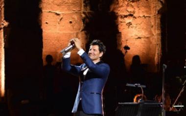 Σάκης Ρουβάς στο Ηρώδειο, ωραίο το κοστούμι....