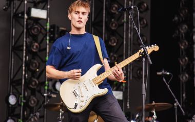 O Sam Fender πάλι στο Νο 1 άλμπουμ της Αγγλίας με το δεύτερο του άλμπουμ