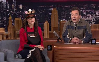 Η Sandra Bullock 'παίζει' με τον Jimmy Fallon στο Tonight Show...