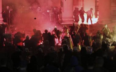 Αναβρασμός στη Σερβία: Επίθεση εθνικιστών στη Βουλή