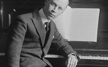 O Sergei Prokofiev παίζει πιάνο 