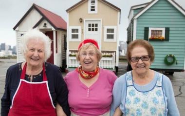 Συνταξιούχες γυναίκες αγοράζουν μικρά, κουκλίστικα σπίτια για να περάσουν τα «χρυσά» χρόνια τους