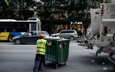 Θεσσαλονίκη: Μαζεύουν σκουπίδια... υπό τον φόβο του ιδιώτη