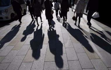 Τα 3 μεγάλα κόμματα, αργά αλλά σταθερά, ροκανίζουν την μεσαία τάξη και δίνουν ψίχουλα στους χαμηλόμισθους