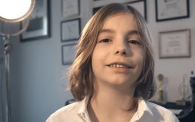 Στέλιος Κερασίδης, 8χρονο αγόρι αποκλεισμένο στο σπίτι, γράφει το 'Βαλς της απομόνωσης'