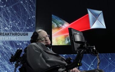 Τα λόγια του Στίβεν Χόκινγκ θα μεταδοθούν στο διάστημα με συνοδεία μουσικής του Βαγγέλη Παπαθανασίου