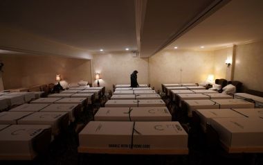 Φρίκη στη Νέα Υόρκη: Ξέμειναν από φέρετρα, χρησιμοποιούν χάρτινες κούτες