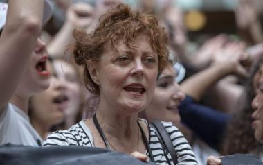 Συνελήφθη η Σούζαν Σαράντον σε πορεία κατά του Τραμπ μαζί με άλλες 600 γυναίκες