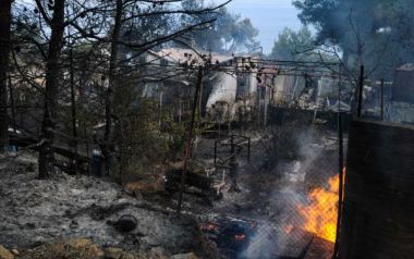 Νωρίς άρχισαν οι φωτιές: Πύρινη κόλαση στην Κορινθία – Κάηκαν σπίτια