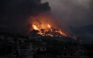 Πύρινη κόλαση στις Κεχριές Κορινθίας – Ολονύχτια μάχη των πυροσβεστών