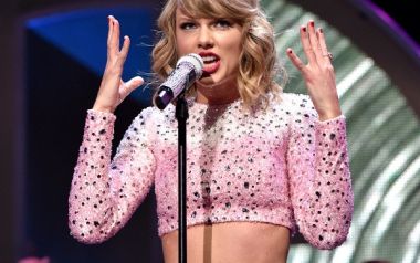 Taylor Swift: "Δεν μου αρέσει να φαίνεται ο αφαλός μου.."