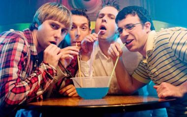 «Lads holidays»: Πώς η Ελλάδα έγινε τόπος εφηβικών οργίων...