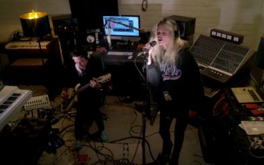  Οι Kills τραγουδούν το  “Raise Me” στον James Corden