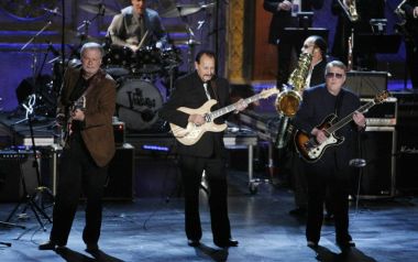 O John Fogerty παρουσιάζει τους Ventures στο R&R Hall Of Fame το 2008