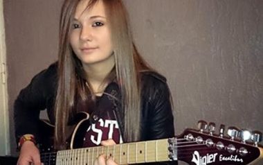 Tina S, 15χρονη Γαλλίδα παίζει Ηard Rock