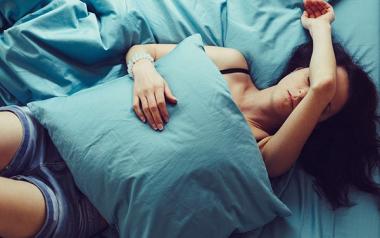 6 απλές συμβουλές για να κοιμηθείτε άνετα παρά τη ζέστη τώρα το καλοκαίρι