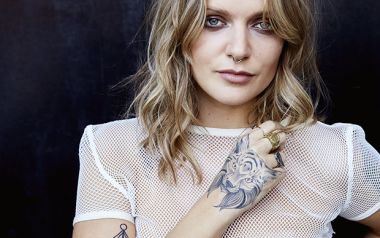 Tove Lo μιλάει για μουσική και δείχνει τα στήθη της